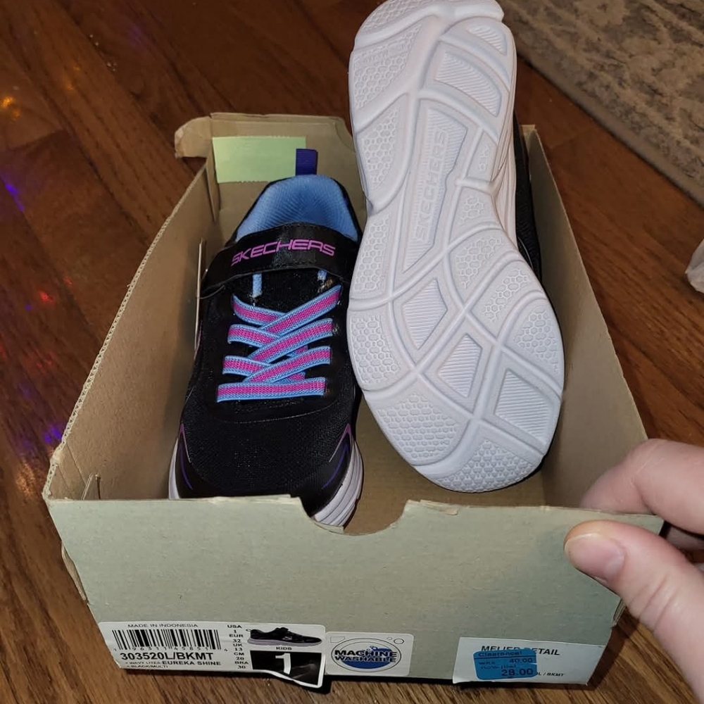 SKECHERS Size 1 NWT shoes